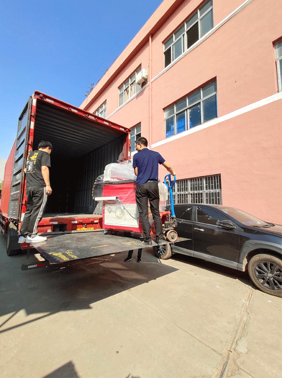 數控鉆孔機終于裝上車啦！